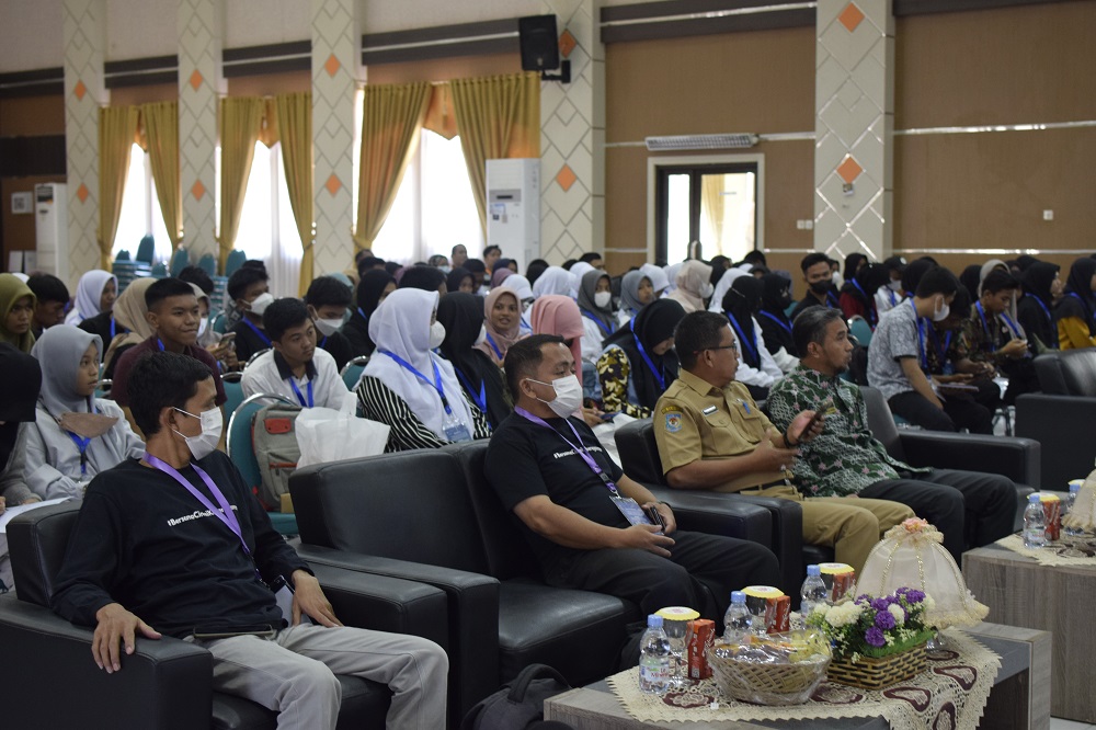 Kepala BPMP Sulbar memberikan sambutan pada kegiatan Bimtek Proyek Penguatan Profil Pelajar Pancasila